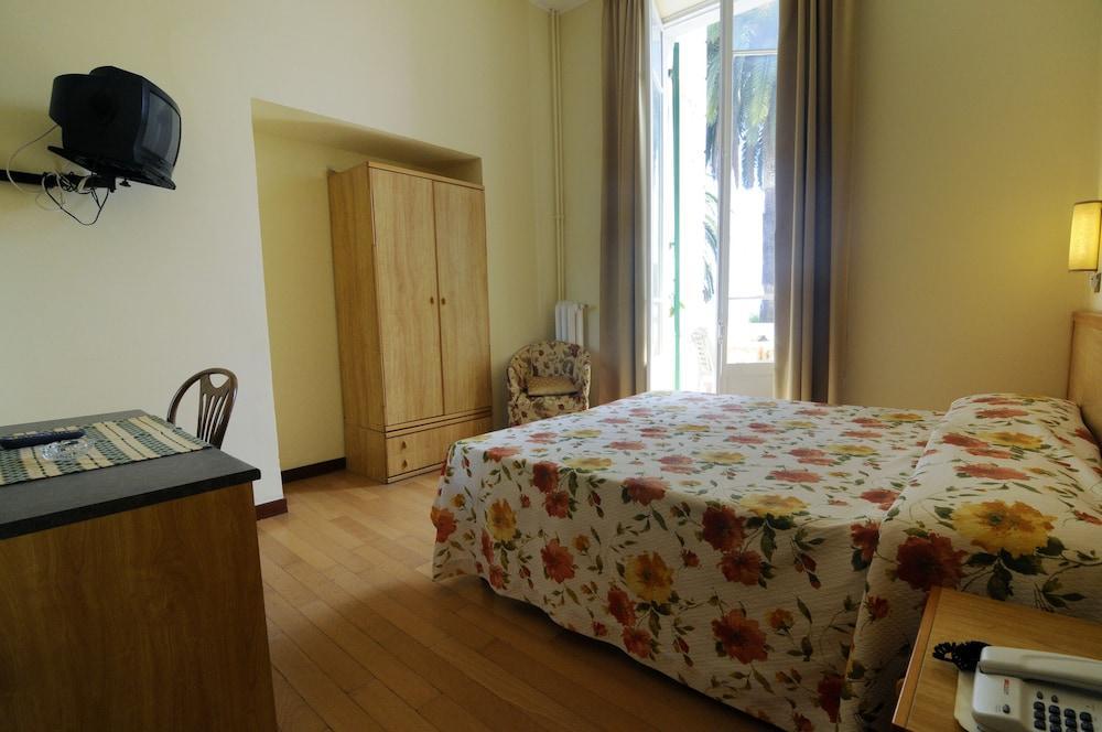 Hotel Petit Royal Ospedaletti Ngoại thất bức ảnh