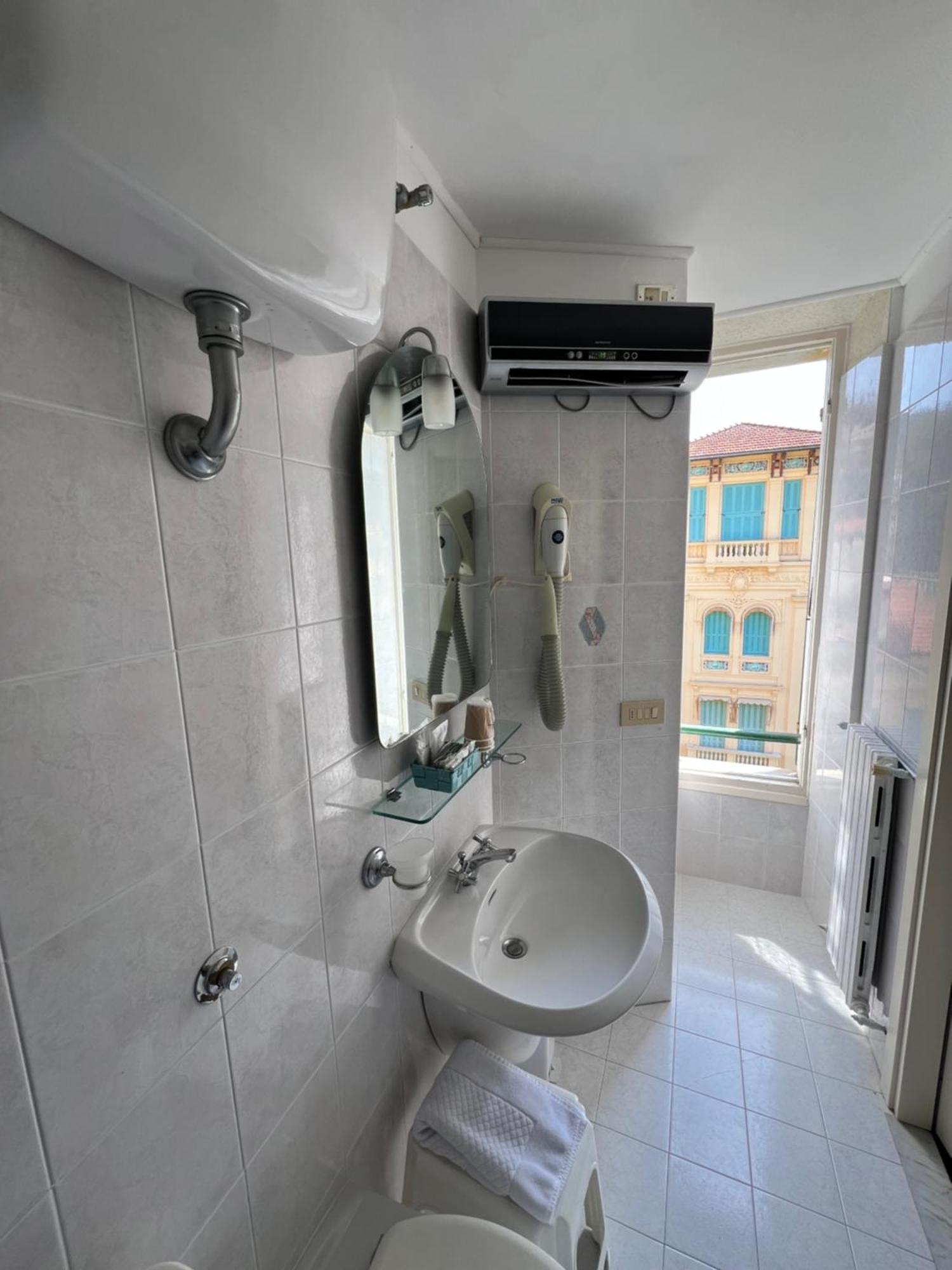 Hotel Petit Royal Ospedaletti Ngoại thất bức ảnh